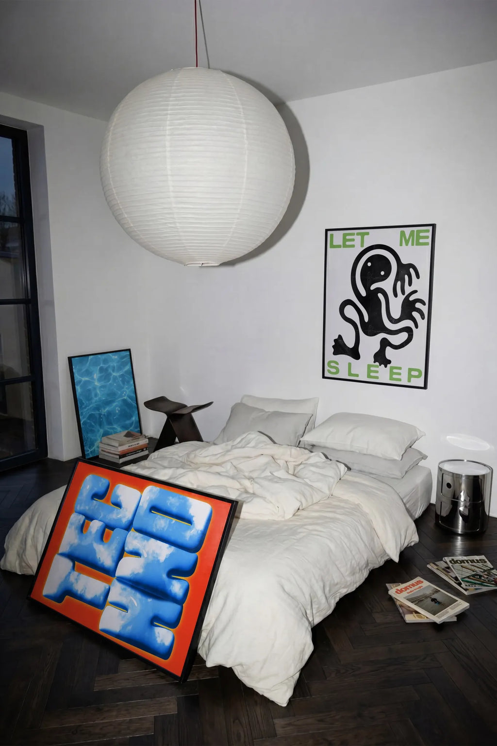 Poster moderno minimal con grafica illustrata appeso in camera da letto, stampa decorativa per parete