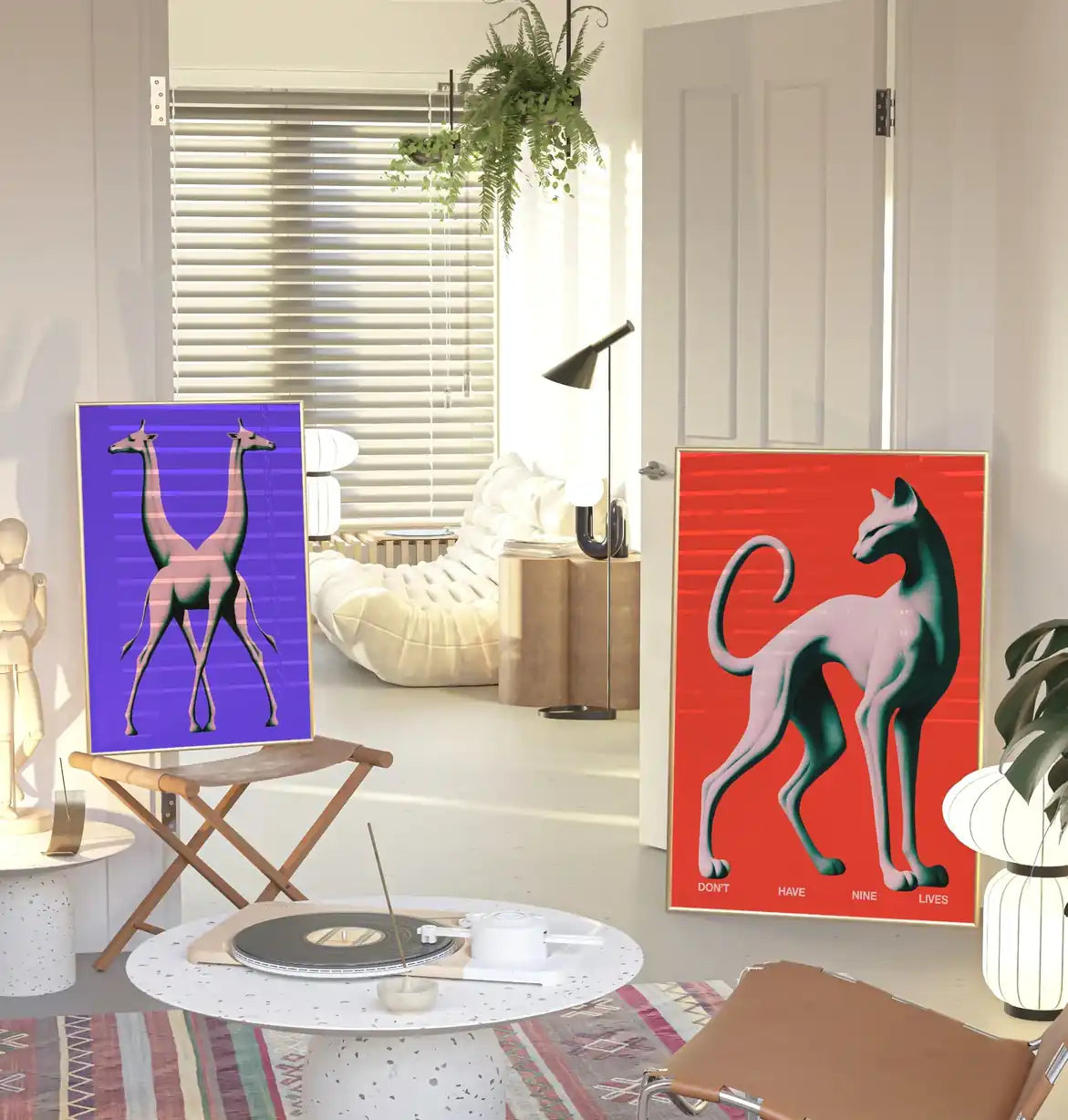 Poster moderni con animali stilizzati dai colori vivaci appoggiati in soggiorno contemporaneo, stampe decorative da parete