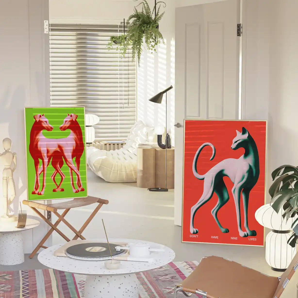 Poster moderni con illustrazioni di animali stilizzati appoggiati in soggiorno luminoso, stampe decorative da parete contemporanee