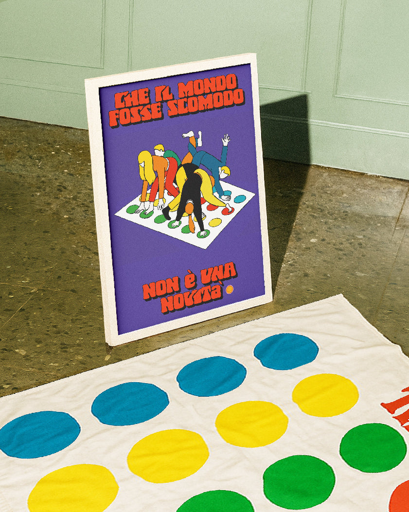 Poster moderno con frase ironica e design illustrato appoggiato a terra vicino tappeto twister, stampa decorativa da parete