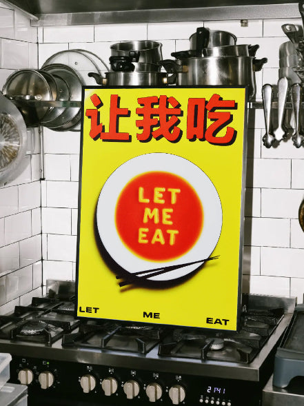 Poster moderno con scritta “let me eat” e design grafico colorato appoggiato in cucina, stampa decorativa da parete