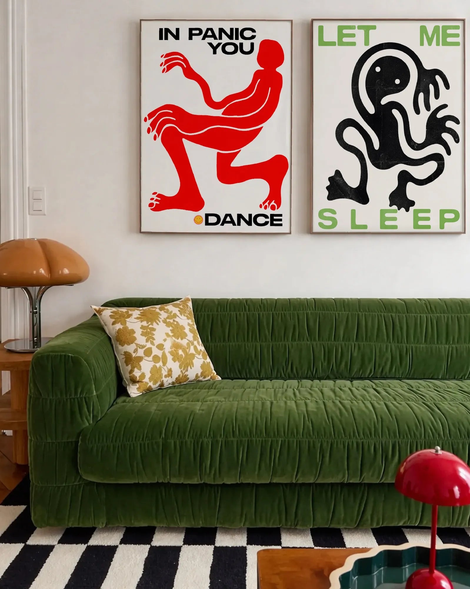 Set di due poster moderni minimal con illustrazioni grafiche appesi sopra divano, stampe decorative per soggiorno