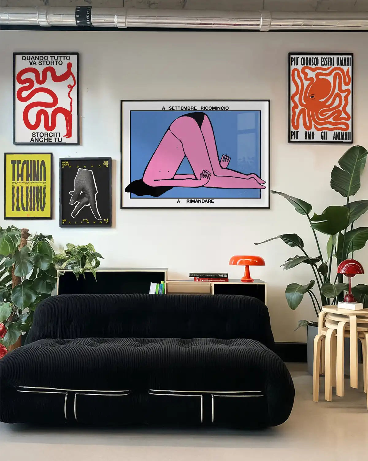 poster colorati chepresammale moderni appesi in soggiorno sopra divano, gallery di stampe artistiche colorate e design contemporaneo