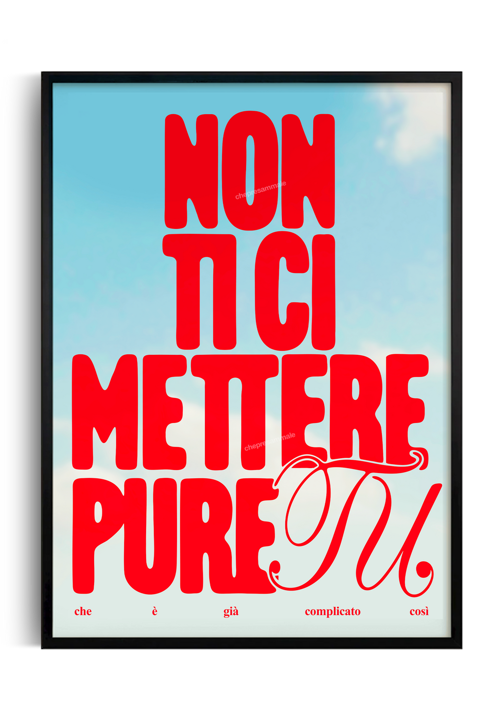 Poster con frase motivazionale ironica ‘Non ti mettere pure tu che è già complicato così’ in lettering rosso su sfondo cielo