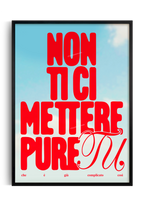 Poster con frase motivazionale ironica ‘Non ti mettere pure tu che è già complicato così’ in lettering rosso su sfondo cielo