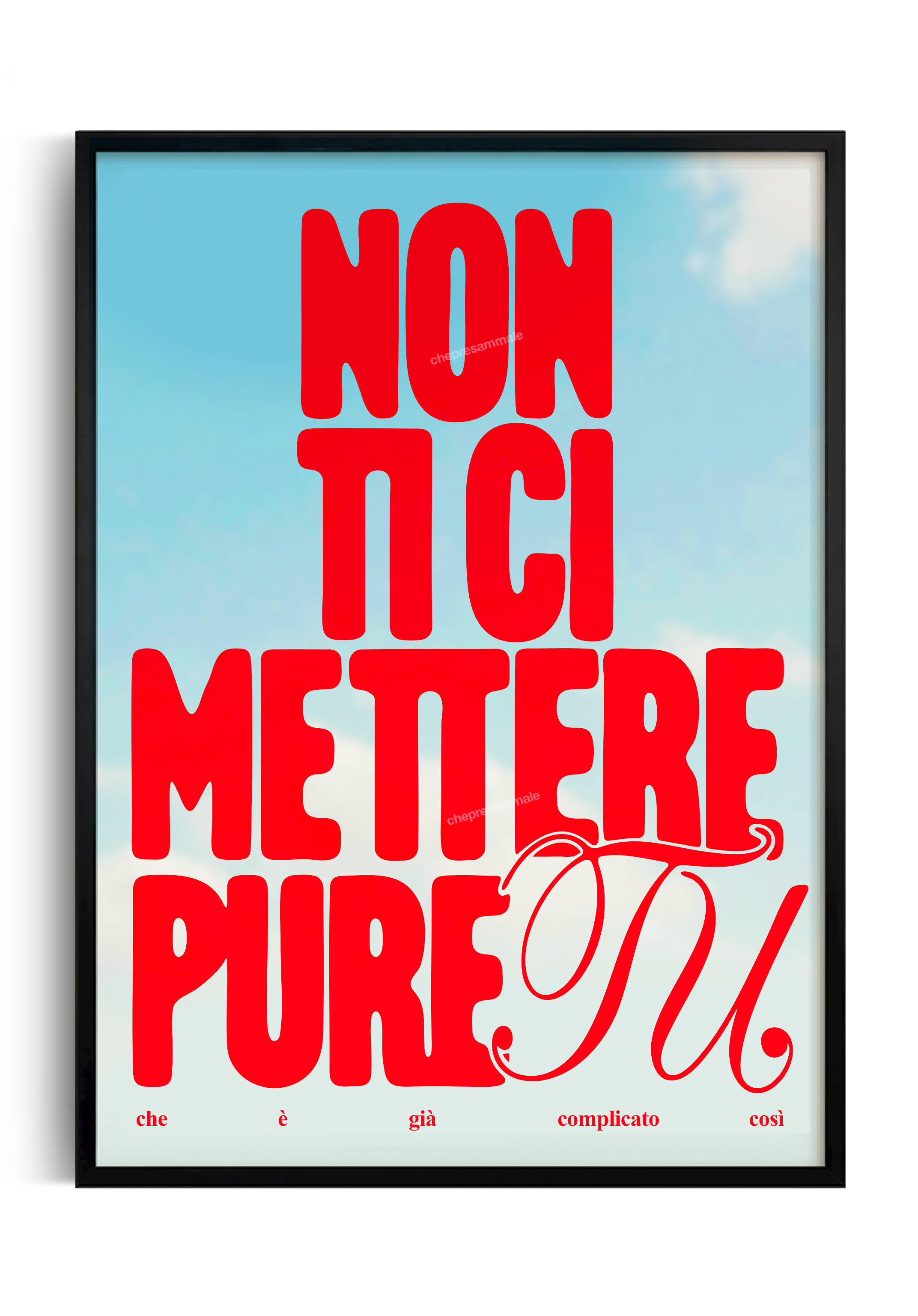 Poster con frase motivazionale ironica ‘Non ti mettere pure tu che è già complicato così’ in lettering rosso su sfondo cielo