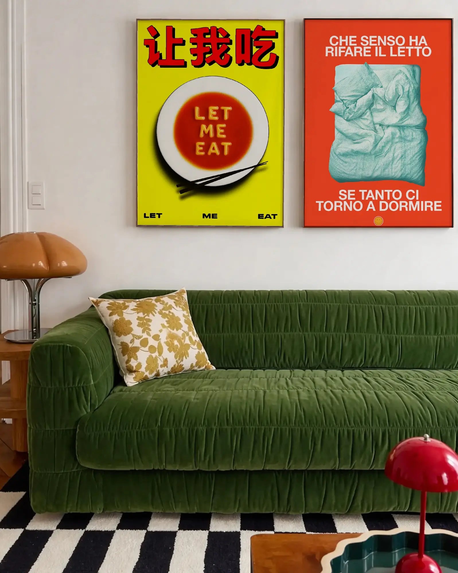 Poster  Chepresammale moderni con scritte tipografiche e design colorato appesi in soggiorno sopra divano, set stampe decorative